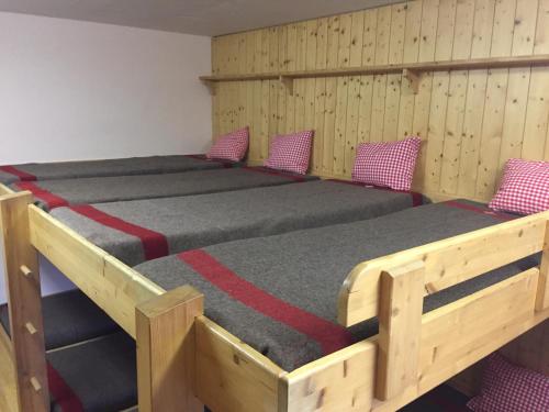 Un pat sau paturi într-o cameră la Restaurant Fleschboden