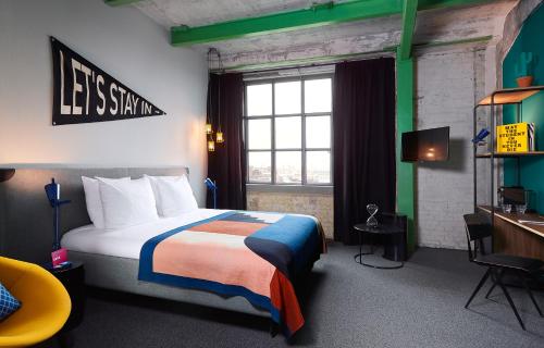 Säng eller sängar i ett rum på The Social Hub Maastricht