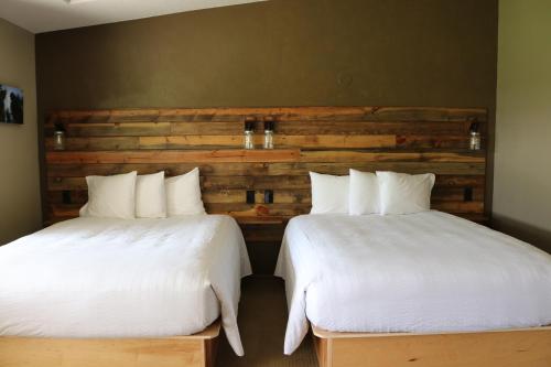 two beds sitting next to each other in a bedroom at Hidden Canyon Retreat in Baker