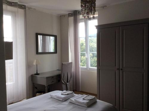 a bedroom with a bed and a desk and a window at Casa Sarrinca in Serra-di-Scopamene