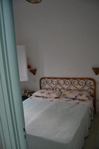 ヴルカーノにあるVilla Buganvilleeのベッドルーム1室(白いベッドカバー付)