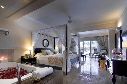 Un pat sau paturi într-o cameră la TRS Turquesa Hotel - Adults Only - All Inclusive