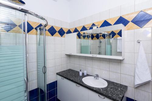 bagno con lavandino e doccia di Metaxakis Home. 2 a Ierápetra