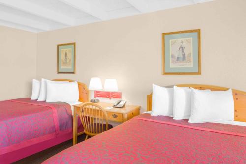 Days Inn by Wyndham Tallahassee University Centerにあるベッド