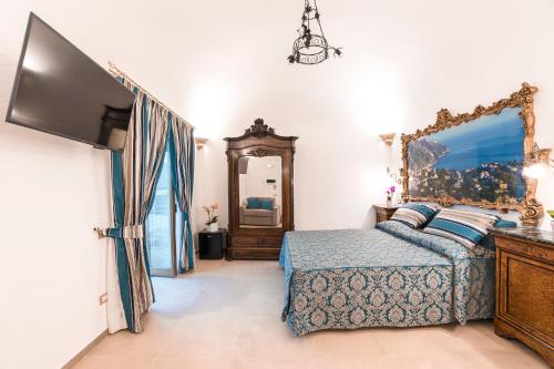 a bedroom with a bed and a large mirror at Angeli a Ravello in Ravello