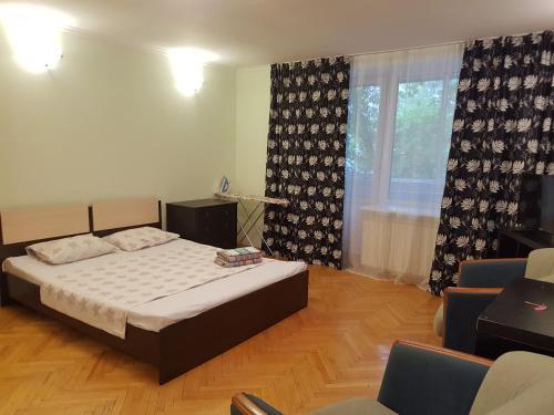 モスクワにあるОднокомнатная квартира на М. Проспект Мираのベッドルーム1室(ベッド1台付)、窓(カーテン付)