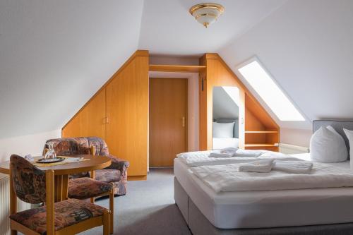 Un pat sau paturi într-o cameră la Gasthof 'Zum Reifberg'