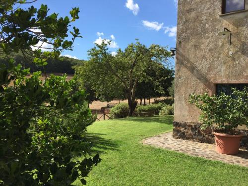 Κήπος έξω από το Agriturismo Montecalvo