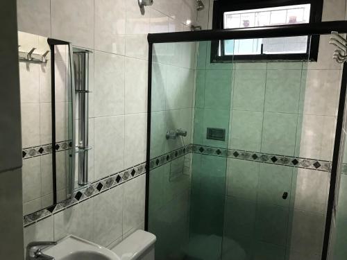 y baño con ducha, aseo y lavamanos. en Residencial Pantanal Chácara Klabin, en São Paulo