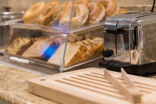 een voorstelling van donuts op een toonbank in een bakkerij bij Heritage Place Hotel and Suites in DeQuincy