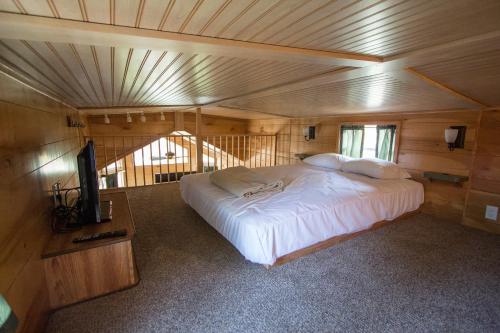 מיטה או מיטות בחדר ב-Richmond North / Kings Dominion KOA