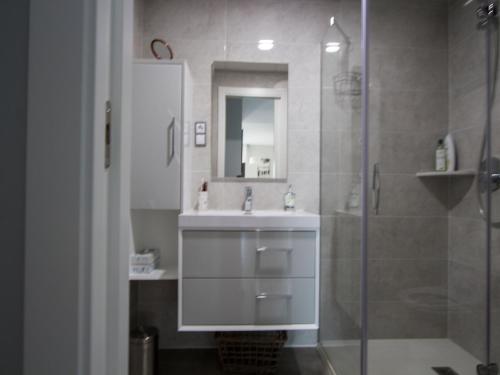アレナレス・デル・ソルにあるInfinity luxury sea view apartment with private gardenのバスルーム(白いシンク、シャワー付)