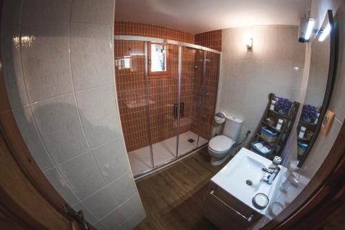 A bathroom at La Borda de Garbi