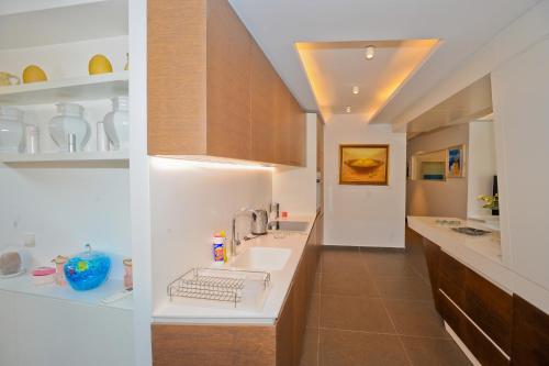 uma cozinha com um lavatório e uma bancada em Apartments Feral em Kotor