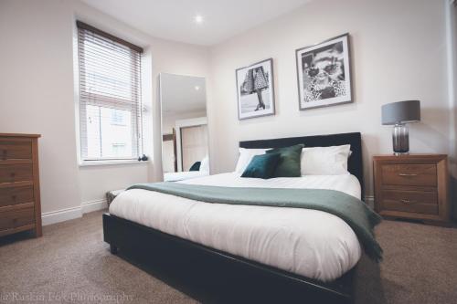 sypialnia z dużym łóżkiem i oknem w obiekcie Impressive 3 bedroom w Aberdeen
