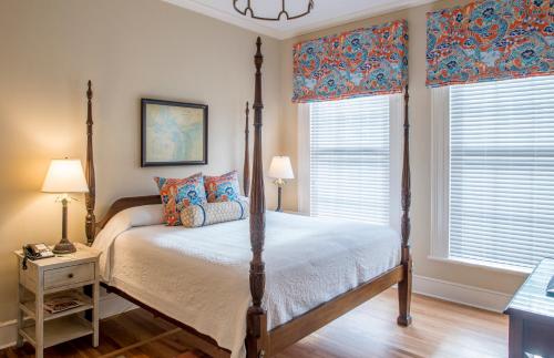 - une chambre avec un lit à baldaquin et 2 fenêtres dans l'établissement Kings Courtyard Inn, à Charleston