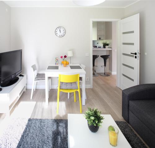 uma sala de estar com uma mesa e uma cadeira amarela em Landvetter House em Landvetter