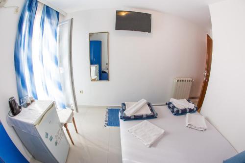 Habitación blanca con 2 sillas y espejo en Guest House Vucicevic en Budva
