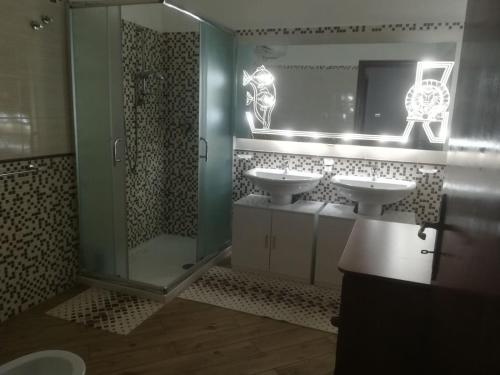 メッシーナにあるCalamonaのバスルーム(洗面台2台、シャワー、鏡付)