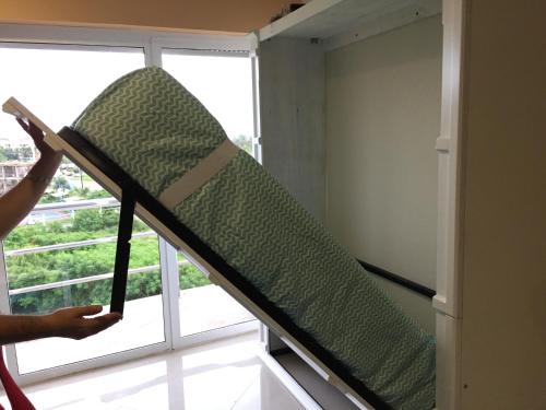 a person holding a bunk bed in front of a window at Playa y alberca en Zona Marina in Mazatlán