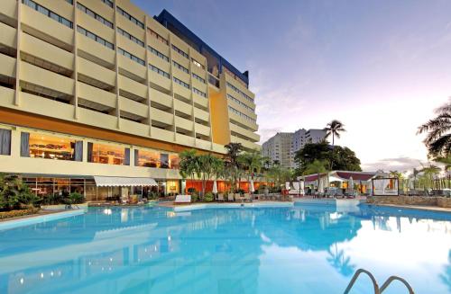 una grande piscina di fronte a un edificio di Dominican Fiesta Hotel a Santo Domingo