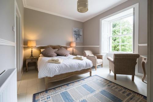 Postel nebo postele na pokoji v ubytování Kilmaronock Manse B&B