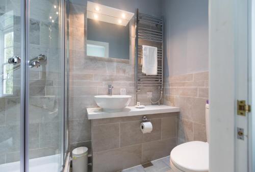Bilik mandi di Kilmaronock Manse B&B
