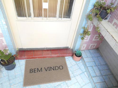 um sinal que diz: teletransportar o Windso para a frente de uma porta em Casa Rodriguez " Expo Center Norte " em São Paulo
