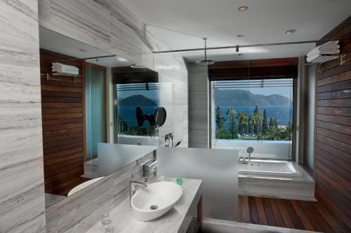 Ett badrum på TUI BLUE Grand Azur