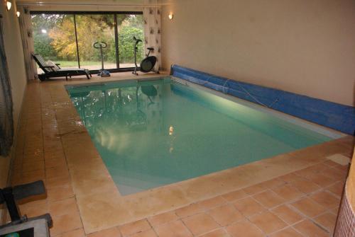 المسبح في Maison d'hôtes du Domaine de Coët Bihan أو بالجوار