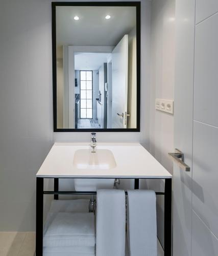 a bathroom with a sink and a mirror at Apartamentos Dubamar in Aguadulce