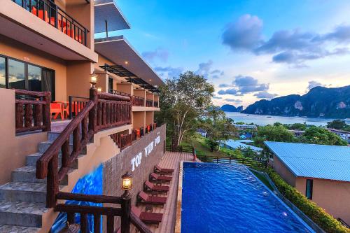 una casa con vistas a la piscina en Phi Phi Top View Resort en Islas Phi Phi