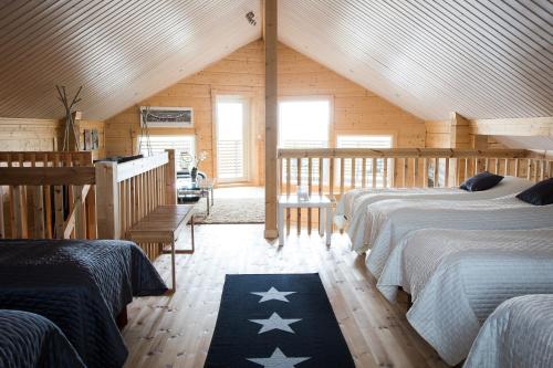 KurikkaにあるVilla APRの木造キャビン内のベッド2台が備わる部屋