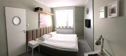 a small room with a bed with a window at Apartament Jagiellońska 70 in Bydgoszcz