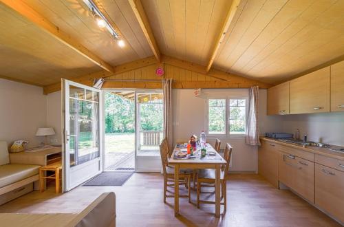 een keuken en eetkamer met een tafel en stoelen bij Domaine De Miraval in Belleserre