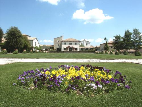 a garden with flowers in front of a house at La Tenuta Dei Ciclamini in Avigliano