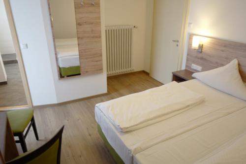 Postel nebo postele na pokoji v ubytování Hotel Stern