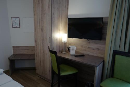 TV a/nebo společenská místnost v ubytování Hotel Stern