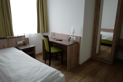 Postel nebo postele na pokoji v ubytování Hotel Stern