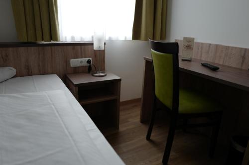 Postel nebo postele na pokoji v ubytování Hotel Stern