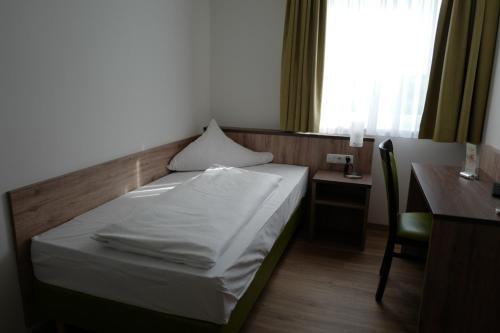 Postel nebo postele na pokoji v ubytování Hotel Stern