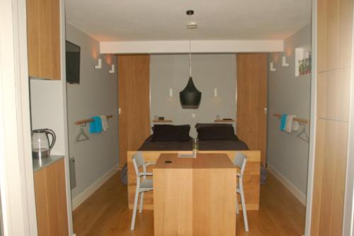 cocina y comedor con mesa y cama en B&B EINDHOVENnearby en Waalre