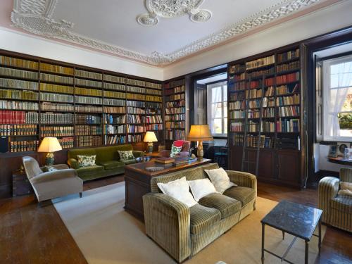 a living room filled with lots of books at Quinta do Campo in Nazaré