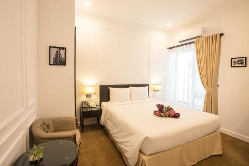 เตียงในห้องที่ Dinh Elegant Hanoi Hotel