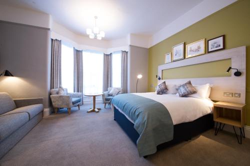 um quarto de hotel com uma cama e um sofá em The Calverley Arms by Innkeeper's Collection em Pudsey