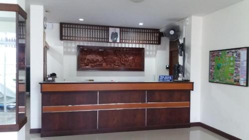 um átrio com um bar num edifício em JB Mansion Hotel em Chiang Rai