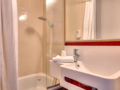 une salle de bain avec un lavabo et une douche dans l'établissement B&B HOTEL Villeneuve Loubet Village, à Villeneuve-Loubet