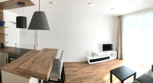eine Küche mit einem Holztisch und einem Esszimmer in der Unterkunft Appartement Tirolina in Innsbruck