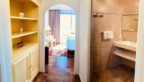 uma casa de banho com um chuveiro, um lavatório e um WC. em Hotel Bellerive em Rasteau