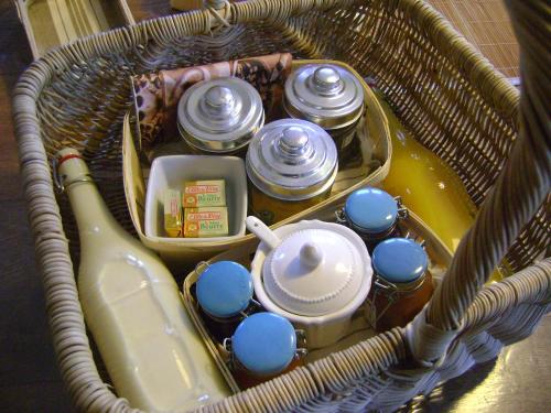 een rieten mand met specerijen en een waterkoker bij Les Roulottes de Saint-Sulpice in Saint-Sulpice-en-Pareds
